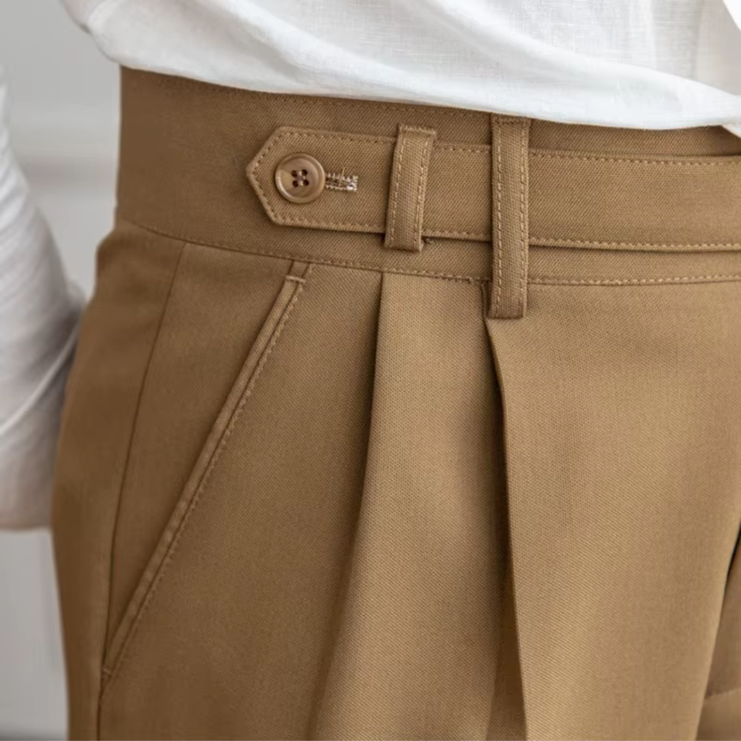 "Herren Bundfaltenhose, hoher Bund, elegante Chinos mit Falten, klassische Silhouette, vielseitig für Business und Anlässe."