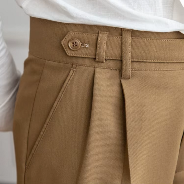 "Herren Bundfaltenhose, hoher Bund, elegante Chinos mit Falten, klassische Silhouette, vielseitig für Business und Anlässe."