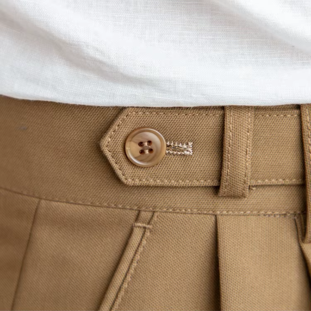 "Herren Bundfaltenhose, hoher Bund, elegante Chinos mit Falten, klassische Silhouette, vielseitig für Business und Anlässe."