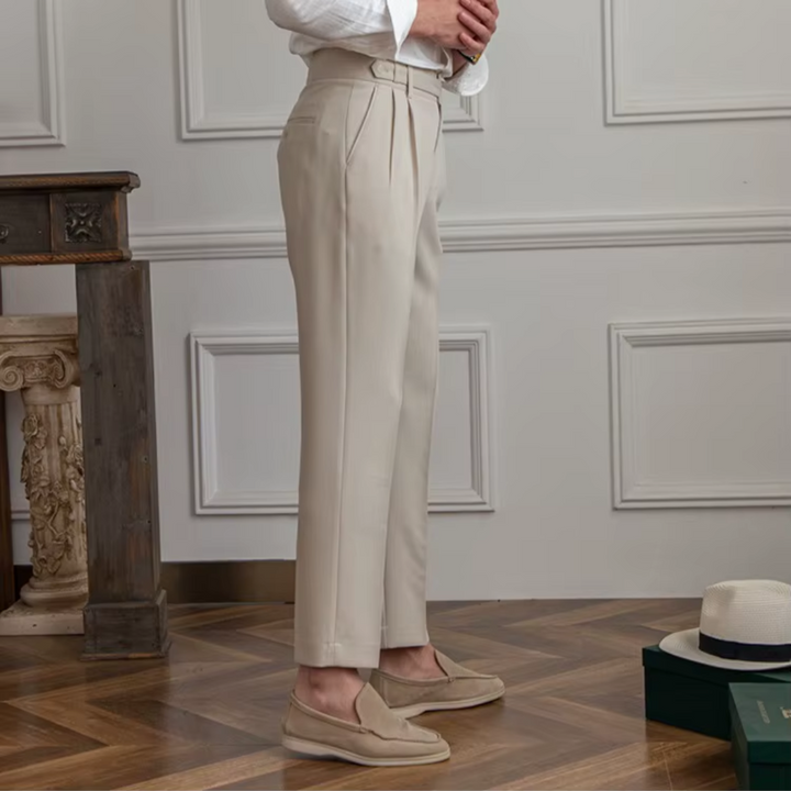 "Herren Bundfaltenhose, hoher Bund, elegante Chinos mit Falten, klassische Silhouette, vielseitig für Business und Anlässe."