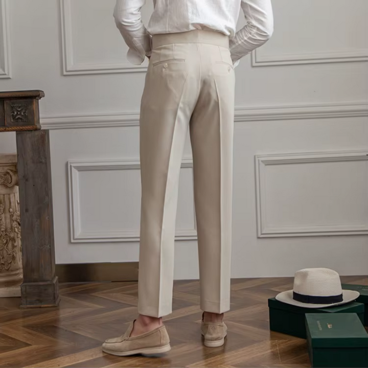 "Herren Bundfaltenhose, hoher Bund, elegante Chinos mit Falten, klassische Silhouette, vielseitig für Business und Anlässe."
