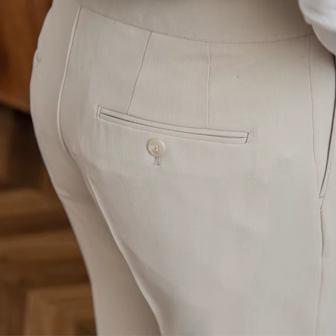 "Herren Bundfaltenhose, hoher Bund, elegante Chinos mit Falten, klassische Silhouette, vielseitig für Business und Anlässe."