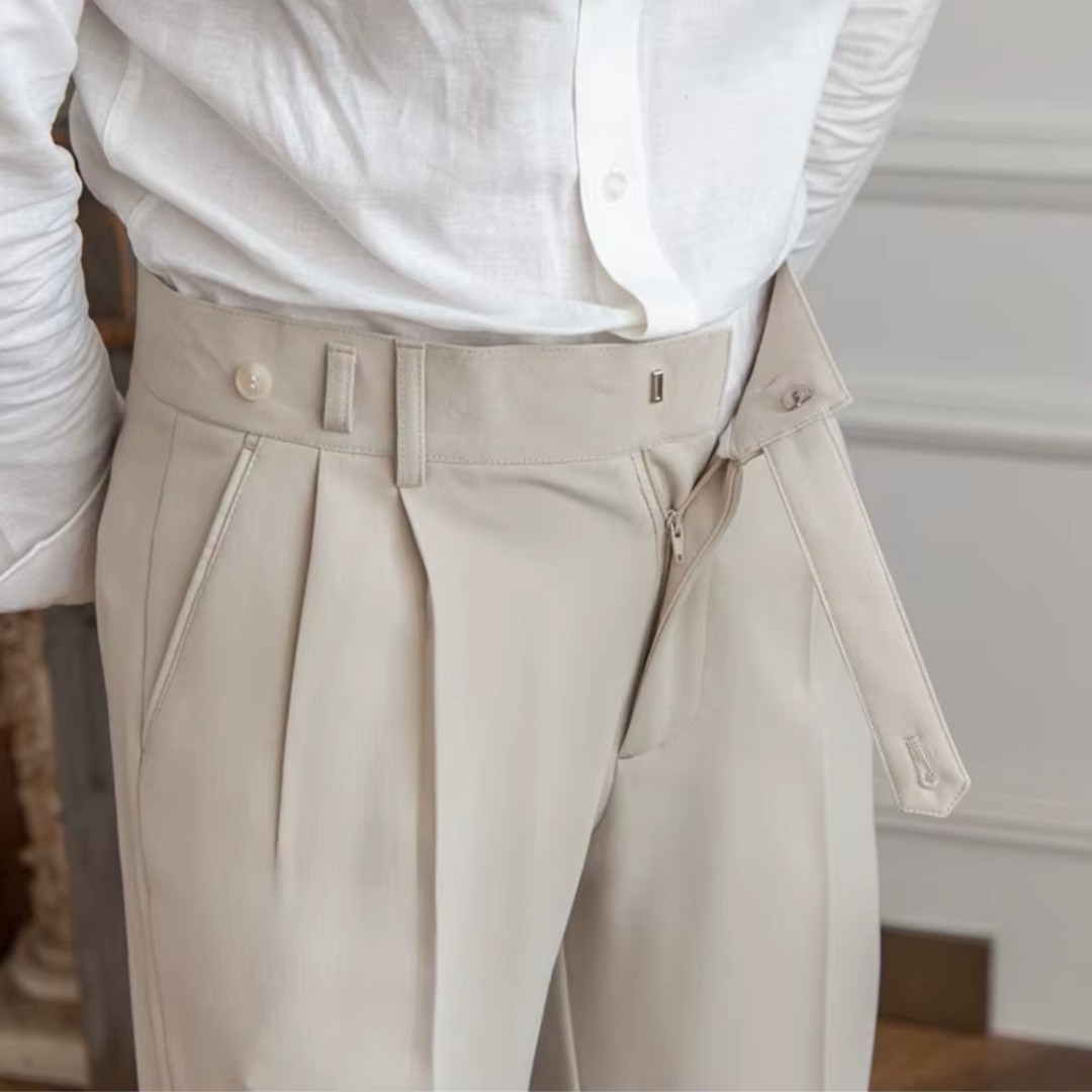 "Herren Bundfaltenhose, hoher Bund, elegante Chinos mit Falten, klassische Silhouette, vielseitig für Business und Anlässe."