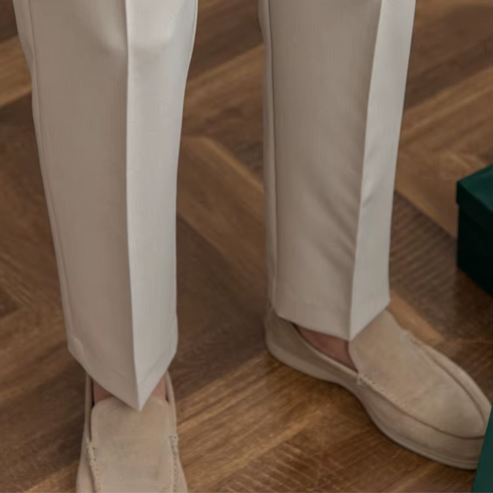 "Herren Bundfaltenhose, hoher Bund, elegante Chinos mit Falten, klassische Silhouette, vielseitig für Business und Anlässe."