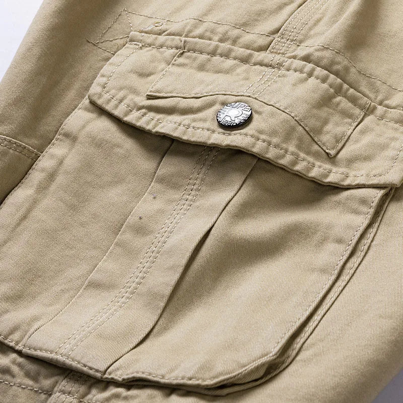 "Herren Cargo Shorts, robust und khaki, mit vielen Taschen, ideal für Sommerabenteuer und den täglichen Gebrauch."