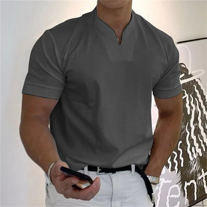 "Herren Fitness T-Shirt in Weiß mit V-Ausschnitt und Kurzarm, ideal für Sport und Freizeit, moderne und komfortable Passform.