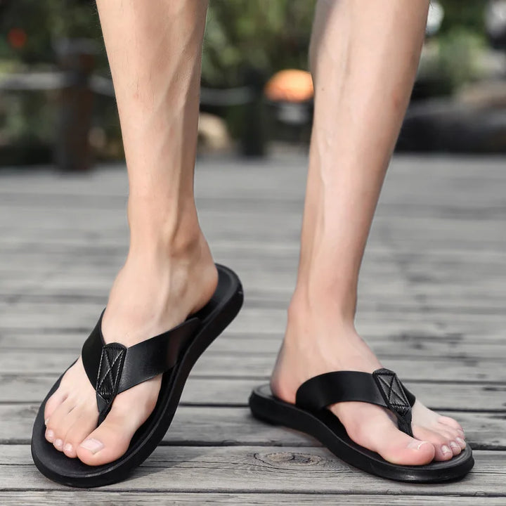 "Herren-Flip-Flops, bequem und stilvoll, perfekte Sandalen für den Sommer, aus robustem Material, leicht und atmungsaktiv."