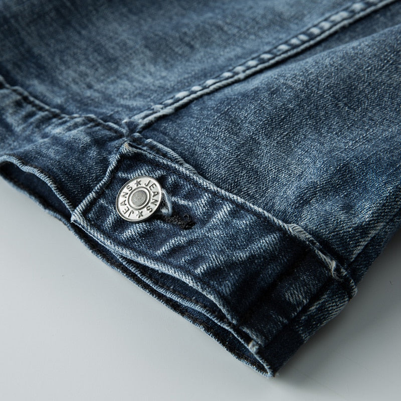 "Herren Jeansjacke, klassisch mit Knöpfen, zeitloses Design, ideal für kühle Tage, vielseitig kombinierbar zu jedem Outfit."