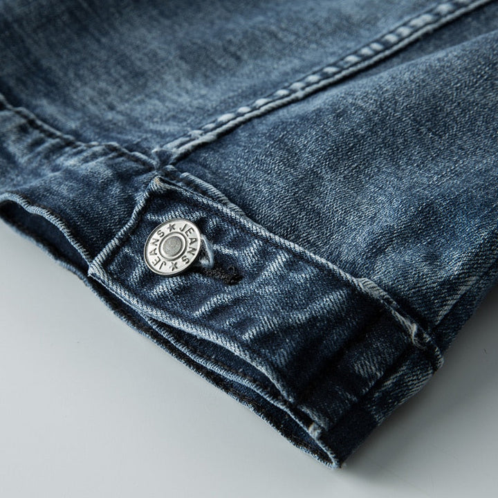 "Herren Jeansjacke, klassisch mit Knöpfen, zeitloses Design, ideal für kühle Tage, vielseitig kombinierbar zu jedem Outfit."