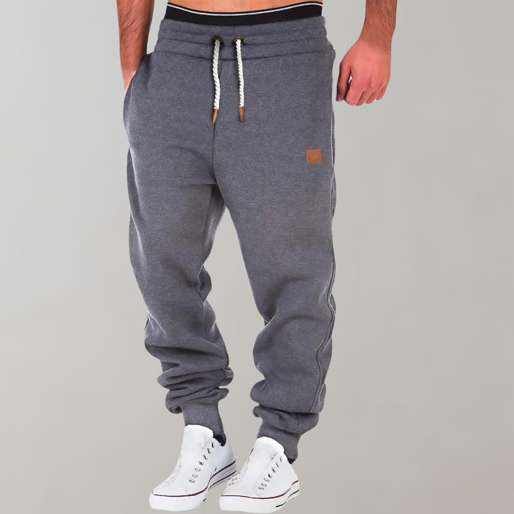 "Herren Jogginghose, bequem mit Baggy-Passform, weiches Material, dunkle Farbe, sportlich und elegant, Seitenansicht"