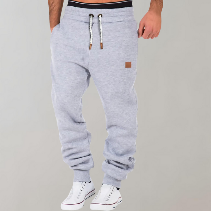 "Herren Jogginghose, bequem mit Baggy-Passform, weiches Material, dunkle Farbe, sportlich und elegant, Seitenansicht"