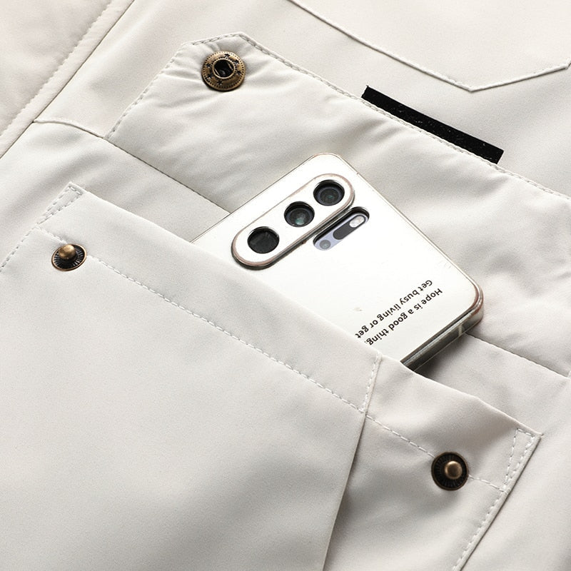 "Herren Outdoor-Jacke, dunkelblau, wasser- und winddicht, mit verstellbarer Kapuze und Taschen, atmungsaktiv, für Abenteuer."