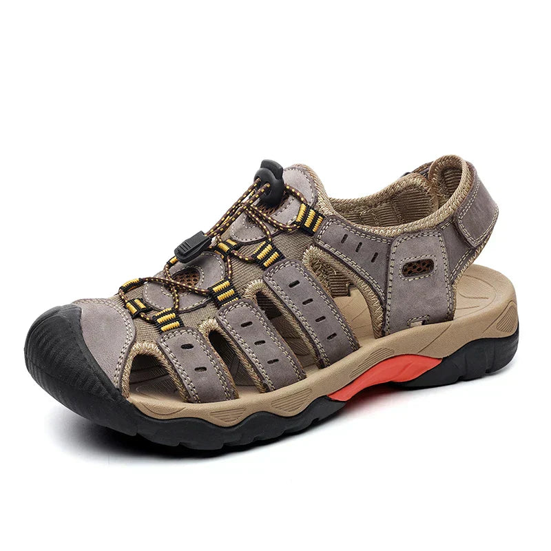 "Herren Outdoor Ledersandalen aus robustem Rindsleder, braun, mit elastischem Verschluss und rutschfester Gummisohle."