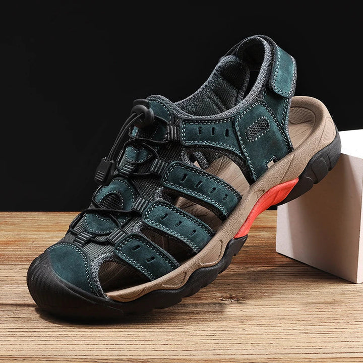 "Herren Outdoor Ledersandalen aus robustem Rindsleder, braun, mit elastischem Verschluss und rutschfester Gummisohle."