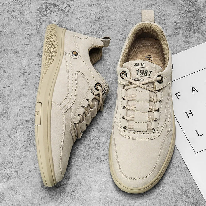 "Herren Retro-Leder Sneaker in braunem Leder, inspiriert von den 80er-Jahren mit stilvollem und langlebigem Design."