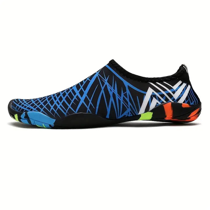 "Herren Wasserschuhe mit rutschfester Sohle, schnell trocknend, blau, optimal für Strandaktivitäten und Wassersport."