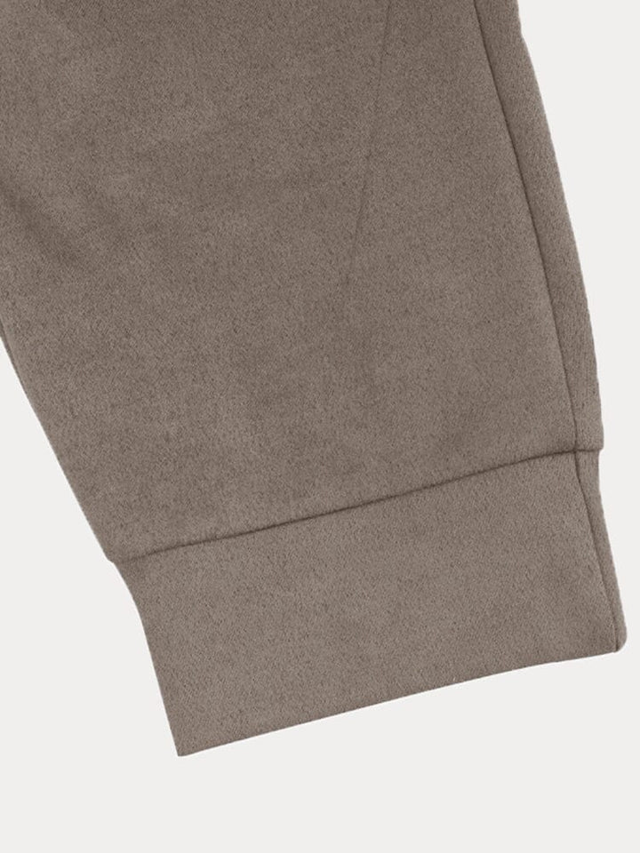 "Herren Zweiteiler: Elegantes Set mit beiger Jacke und Hose, sportlich-modern für vielseitigen Komfort und Stil."