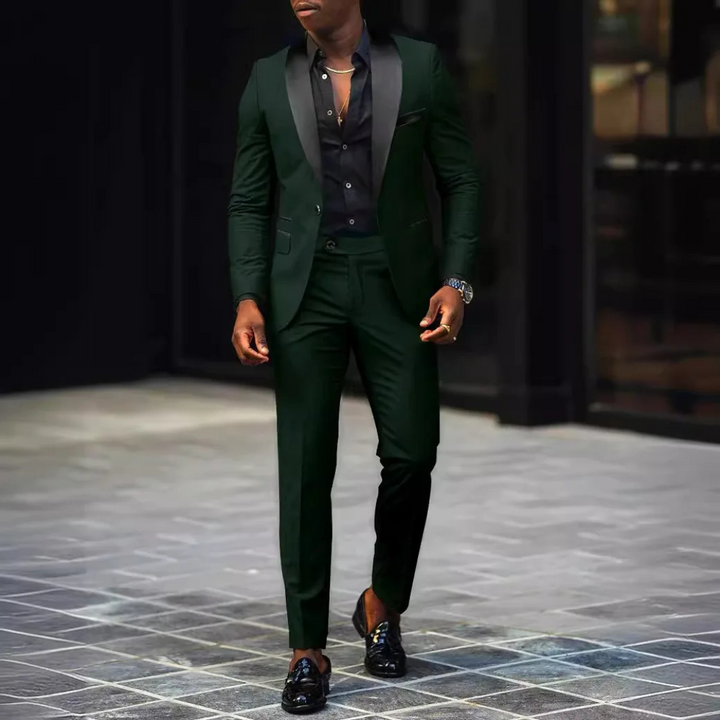 "Herrenanzug in Navyblau mit klaren Linien, stilvoll für Hochzeitsgäste, moderne Eleganz und klassische Tradition vereint."