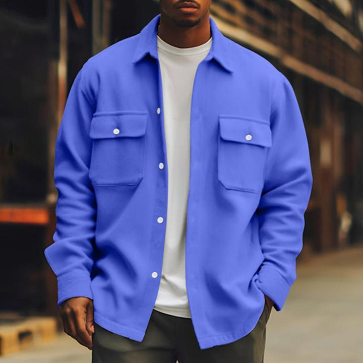 "Herrenjacke mit Brusttaschen, schlichtes Design, elegant und komfortabel, ideal für Freizeit und kühle Tage."
