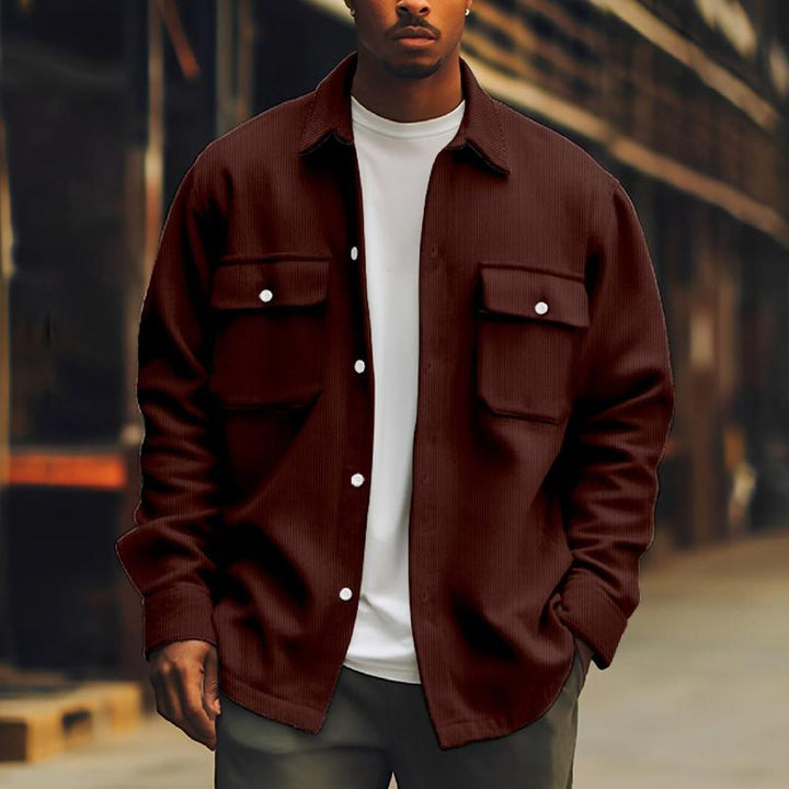 "Herrenjacke mit Brusttaschen, schlichtes Design, elegant und komfortabel, ideal für Freizeit und kühle Tage."