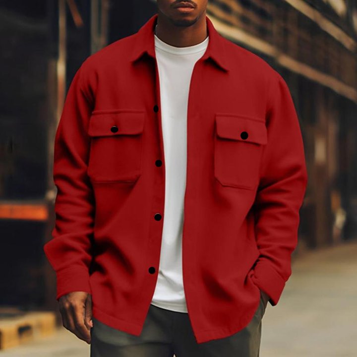 "Herrenjacke mit Brusttaschen, schlichtes Design, elegant und komfortabel, ideal für Freizeit und kühle Tage."