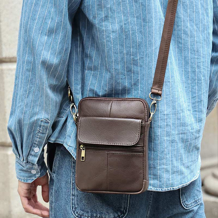 "Herrenumhängetasche aus echtem Leder in Braun, elegant und funktional, ideal für den täglichen Gebrauch"