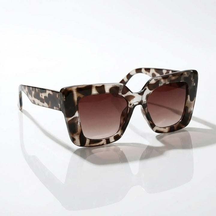 Square frame Carlotta fashion sunglasses for women, offering protection and style.