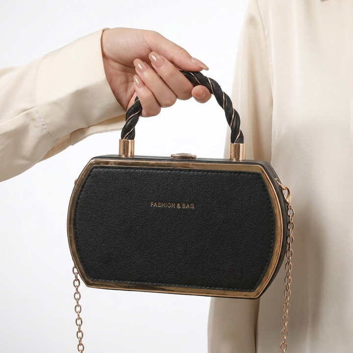 Versatile women's classic shoulder bag for everyday use, offering organized storage with vintage elegance.