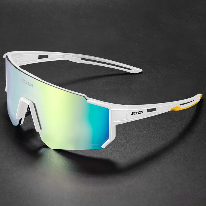 Hochleistungs-Sportsonnenbrille mit UV400 Schutz in frontaler Ansicht, ideal für Outdoor-Aktivitäten.