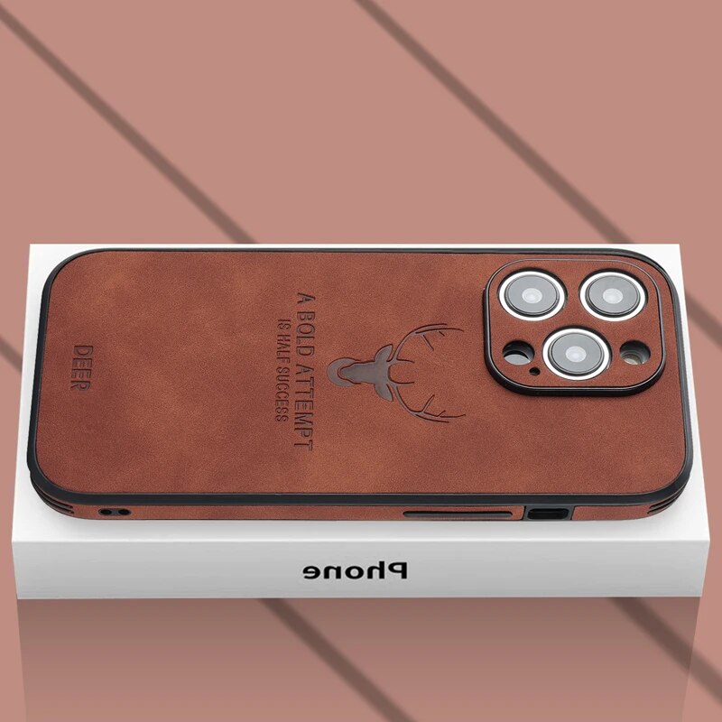"Hochwertige braune Wildleder-iPhone-Hülle, stoßfest mit Kameraobjektivschutz für optimalen Luxus und Schutz."
