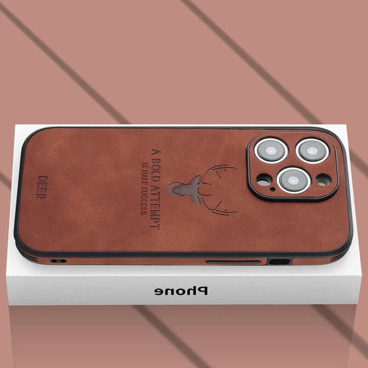 "Hochwertige braune Wildleder-iPhone-Hülle, stoßfest mit Kameraobjektivschutz für optimalen Luxus und Schutz."