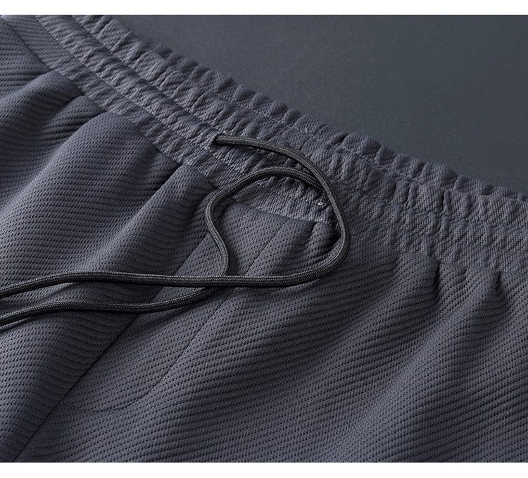 "Hochwertiger Elite Trainingsanzug für Herren in Schwarz/Dunkelblau, mit Stehkragen und Reißverschluss, flexibel & elegant."