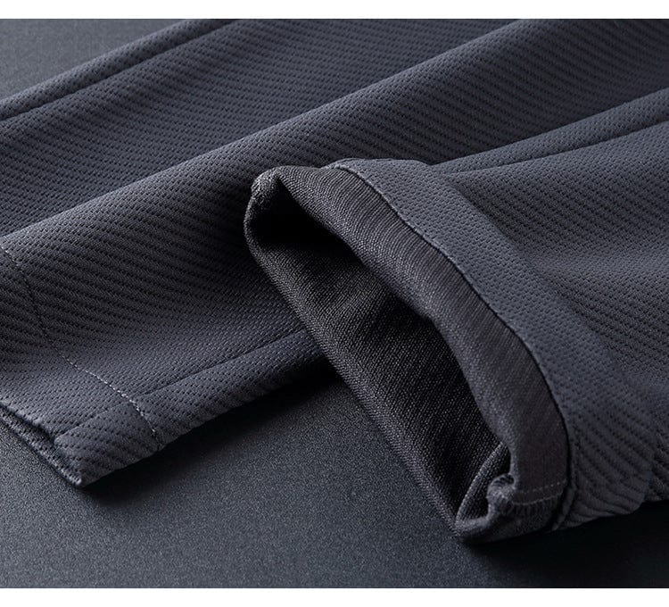 "Hochwertiger Elite Trainingsanzug für Herren in Schwarz/Dunkelblau, mit Stehkragen und Reißverschluss, flexibel & elegant."