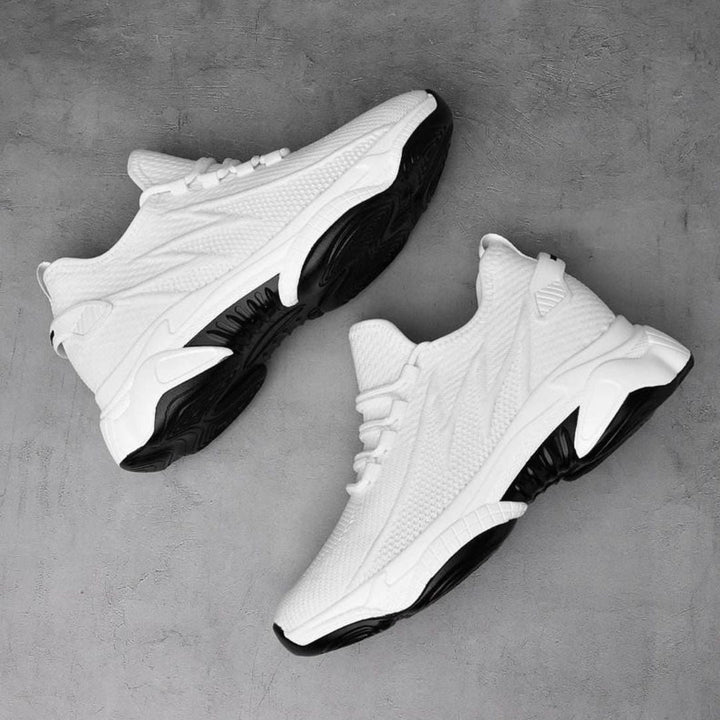 "Höhenverleihende Herren Sportschuhe, weiß, atmungsaktiv, leicht, erhöht bis 5 cm; ideales Design für Sport und Alltag."