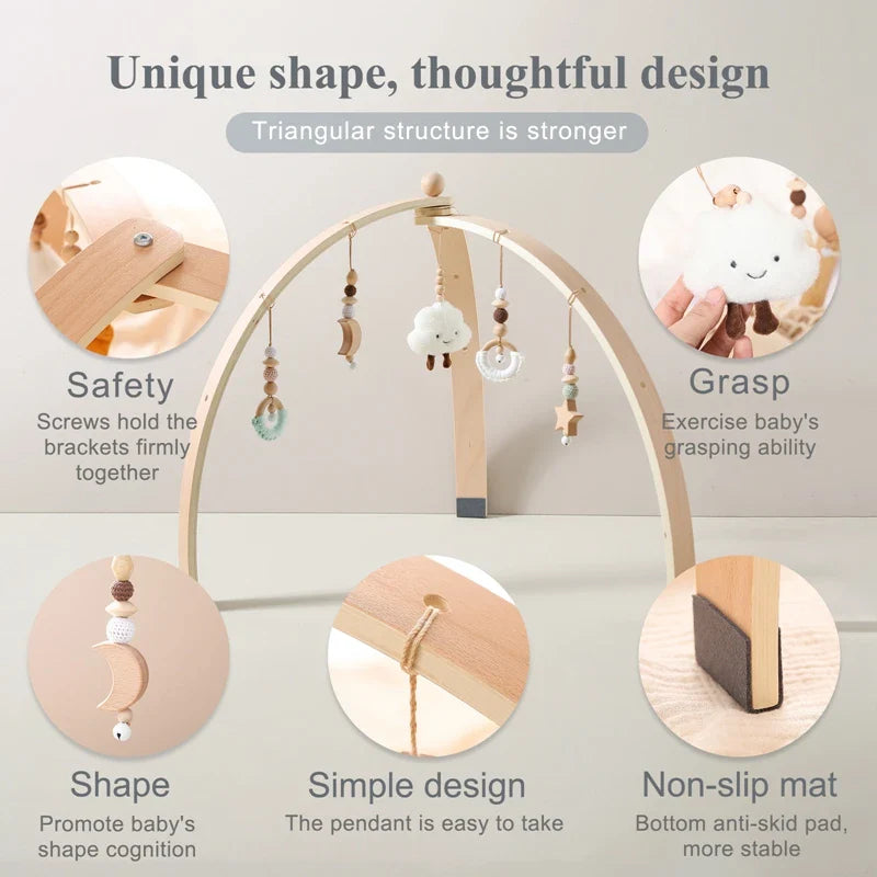 Holz-Aktivitätsbogen für Babys mit bunten Hängespielzeugen zur Förderung von Motorik und sensorischen Fähigkeiten.