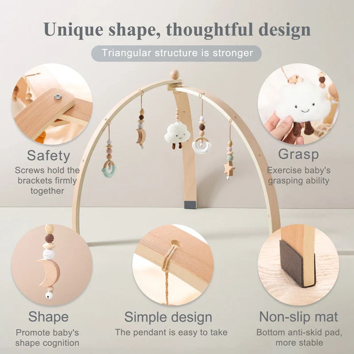 Holz-Aktivitätsbogen für Babys mit bunten Hängespielzeugen zur Förderung von Motorik und sensorischen Fähigkeiten.