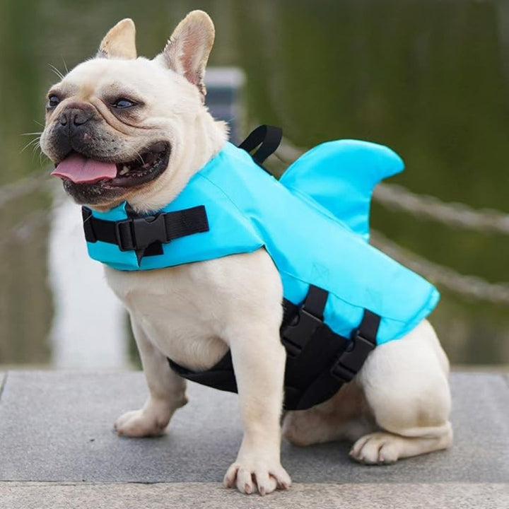 "Hundeschwimmweste mit Hai-Flosse, blauer Stoff, verstellbare Gurte, für Sicherheit im Wasser, für Hunde aller Größen."