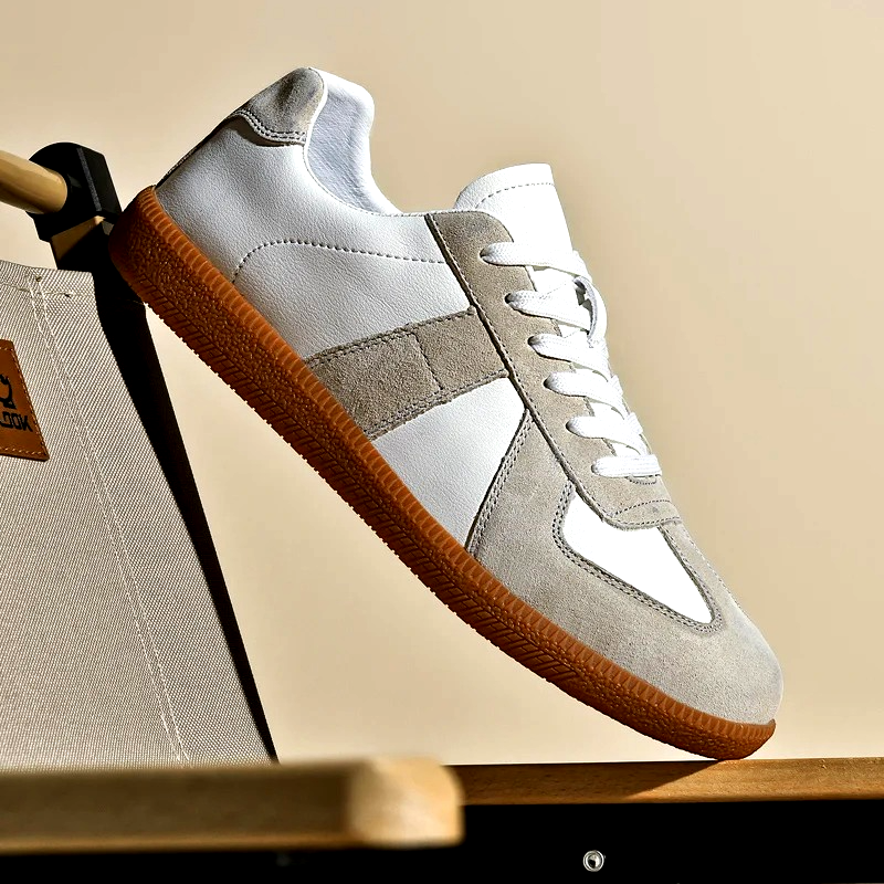 Classic retro unisex sneakers for everyday wear, providing cushioned comfort & stylish vintage appeal footwear.