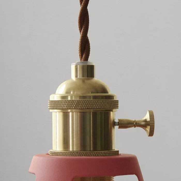 Industrielle Retro-Hängelampe aus Metall in Grau, Frontansicht, vielseitig einsetzbar für Esszimmer, robust und dekorativ.