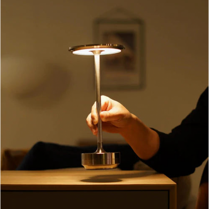 "Kabellose, dimmbare Luxus-LED-Tischlampe aus Aluminium mit modernem Design, ideal für stilvolle Raumbeleuchtung."
