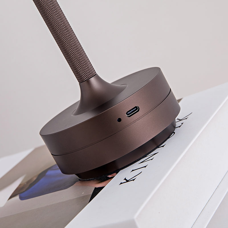 "Kabellose, dimmbare Luxus-LED-Tischlampe aus Aluminium mit modernem Design, ideal für stilvolle Raumbeleuchtung."