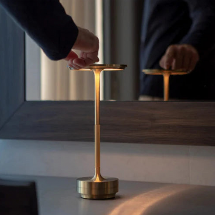 "Kabellose, dimmbare Luxus-LED-Tischlampe aus Aluminium mit modernem Design, ideal für stilvolle Raumbeleuchtung."