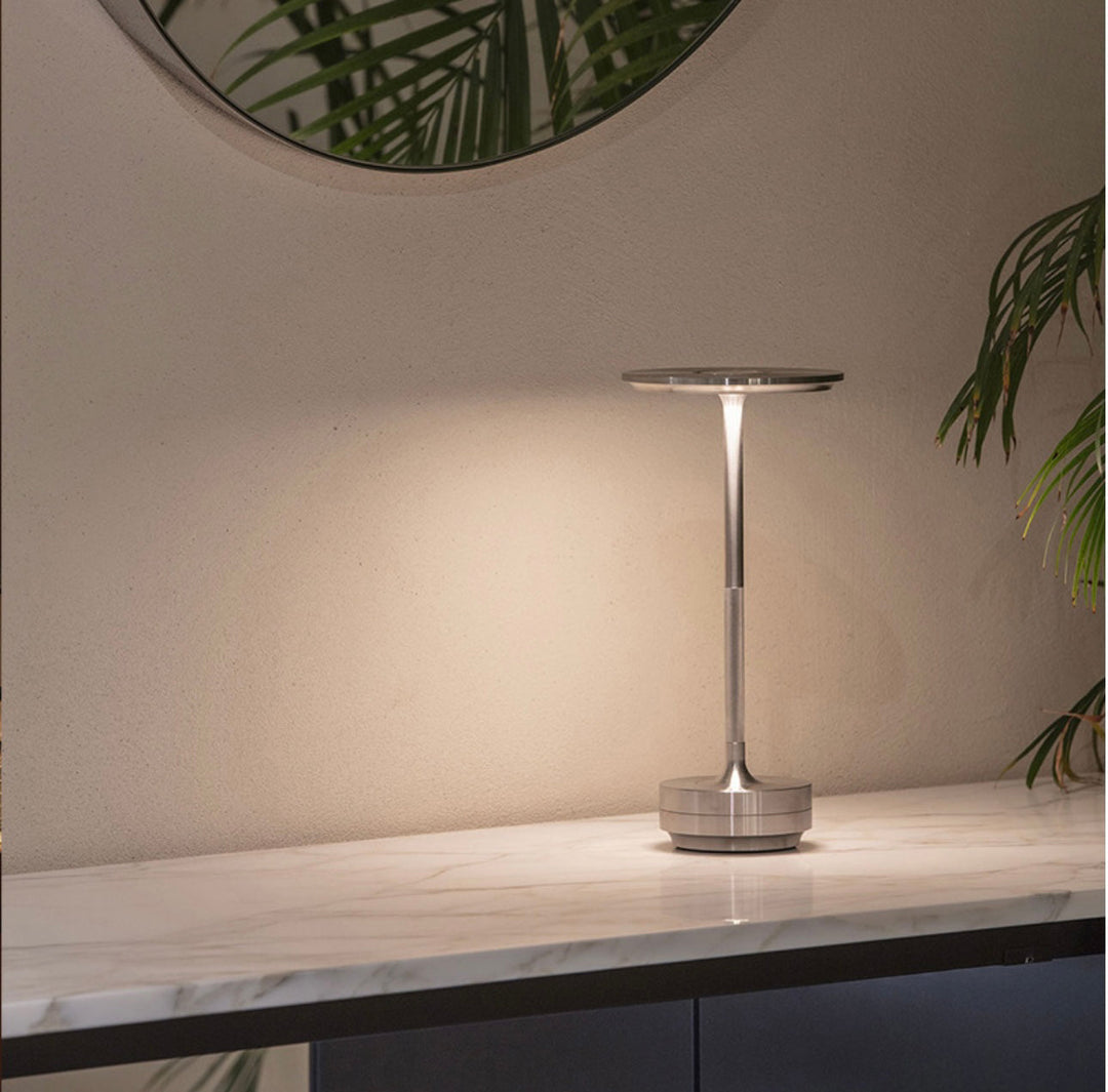 "Kabellose, dimmbare Luxus-LED-Tischlampe aus Aluminium mit modernem Design, ideal für stilvolle Raumbeleuchtung."