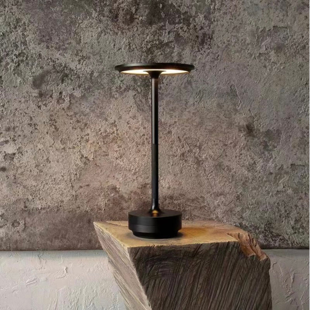 "Kabellose, dimmbare Luxus-LED-Tischlampe aus Aluminium mit modernem Design, ideal für stilvolle Raumbeleuchtung."