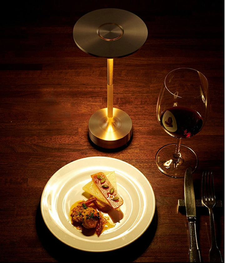 "Kabellose, dimmbare Luxus-LED-Tischlampe aus Aluminium mit modernem Design, ideal für stilvolle Raumbeleuchtung."