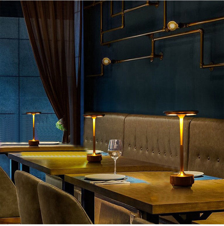 "Kabellose, dimmbare Luxus-LED-Tischlampe aus Aluminium mit modernem Design, ideal für stilvolle Raumbeleuchtung."