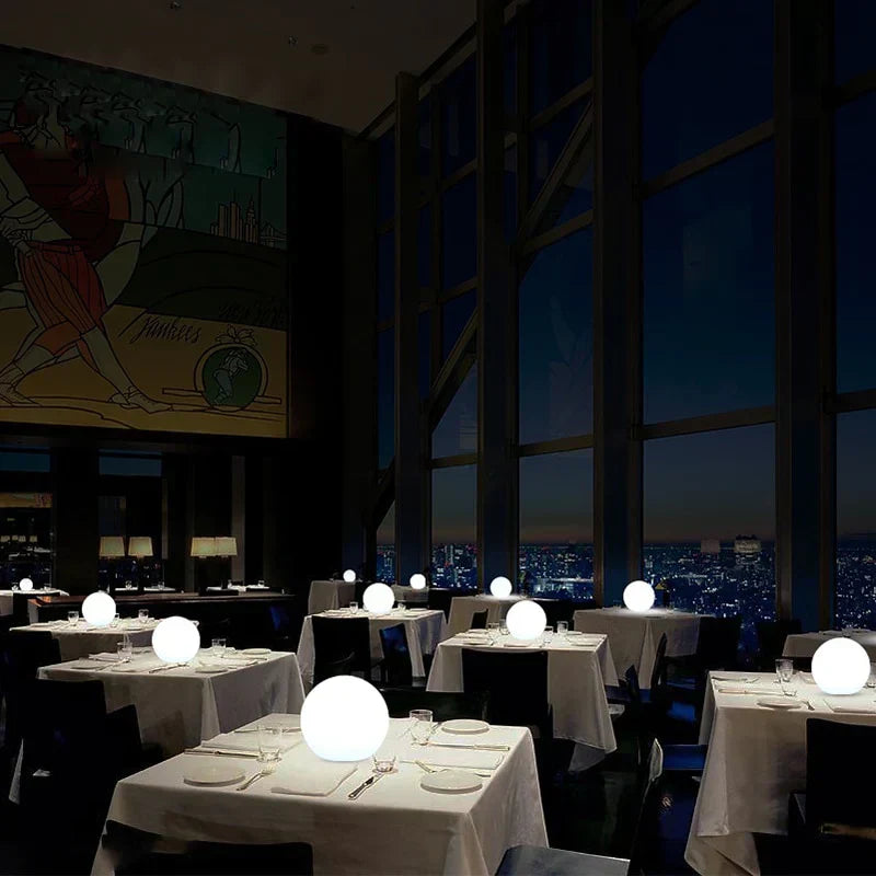 Kabellose LED Kugelleuchte, wetterfest, kugelförmig, 16 Farben, für stilvolle Beleuchtung innen & außen, ohne Kabel.