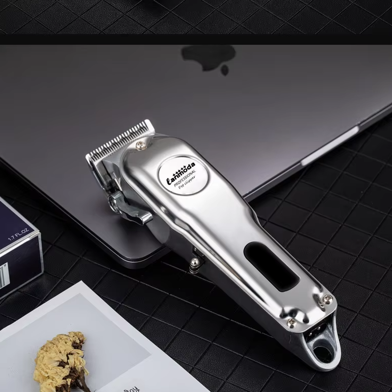 "Kabelloser, leiser Haustier-Trimmer mit Edelstahl- und Keramikklingen und Aufsätzen für Hunde und Katzen."