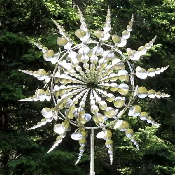 "Kinetisches Metallwindrad für den Garten, elegantes Design, silberne Blätter, wetterfest, drehende Flügel."