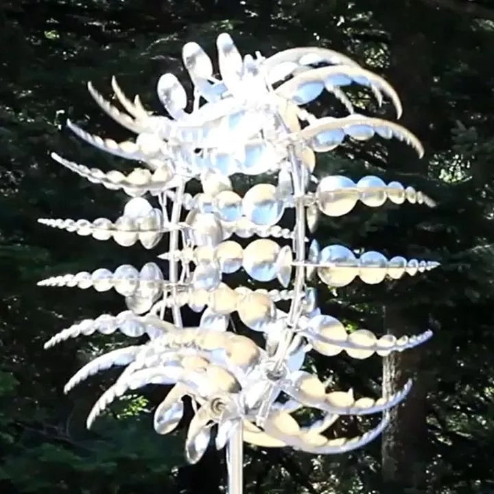 "Kinetisches Metallwindrad für den Garten, elegantes Design, silberne Blätter, wetterfest, drehende Flügel."
